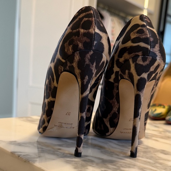 Elegant Leopard Print High Heels - Picture 3 of 3